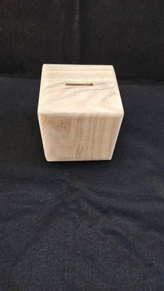 حصالة من الخشب الطبيعي